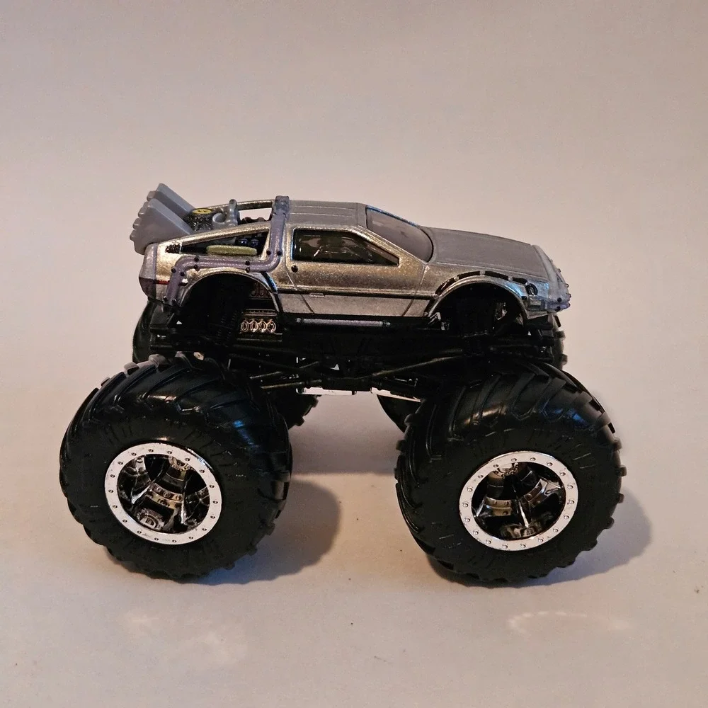 Hot Wheels Monster Trucks Back to the Future DeLorean Time Machine 1:64 Silver